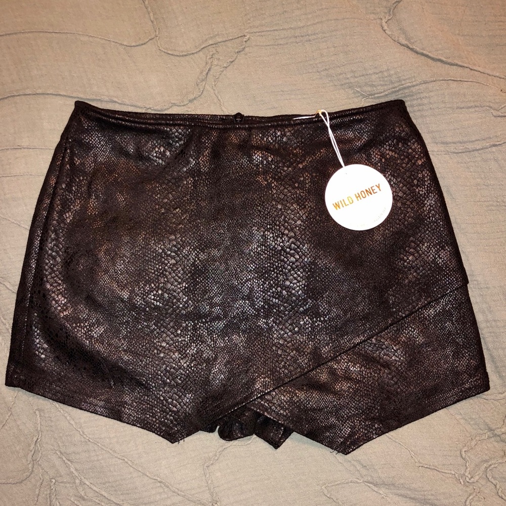 Black snakeskin soft Skort